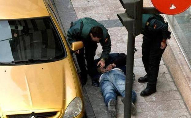 Momento de la detención de uno de los atracadores de la sucursal de Cangas de Onís. 