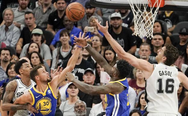 Pau Gasol lucha por un rebote. 