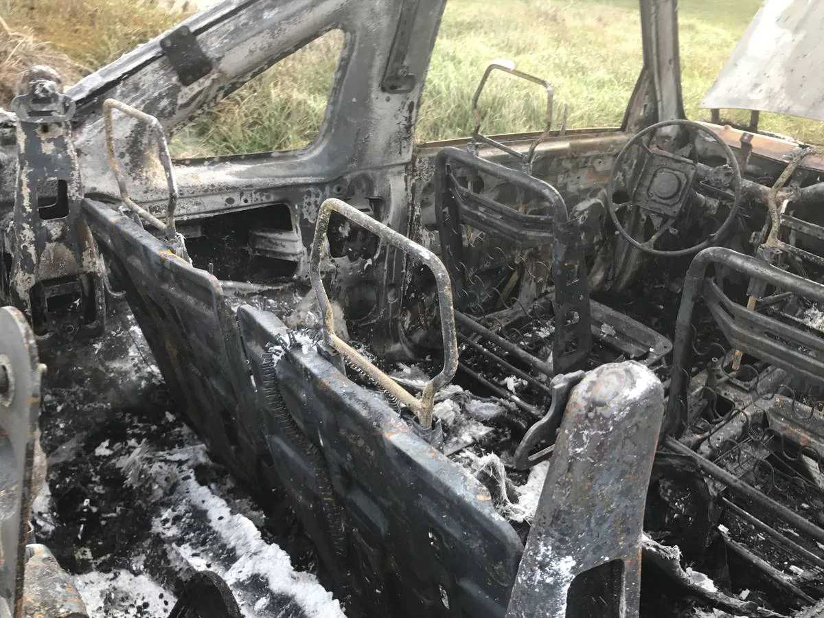 Por motivos que se desconocen, un coche ardió ayer tarde en la zona del Madero de Liencres. Los bomberos apagaron el fuego y no hay daños personales. 