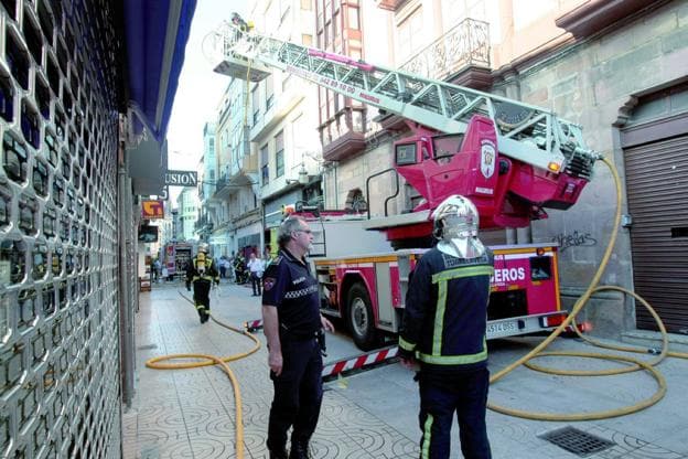  Intervención del servicio comarcal de bomberos en una calle céntrica de Torrelavega.