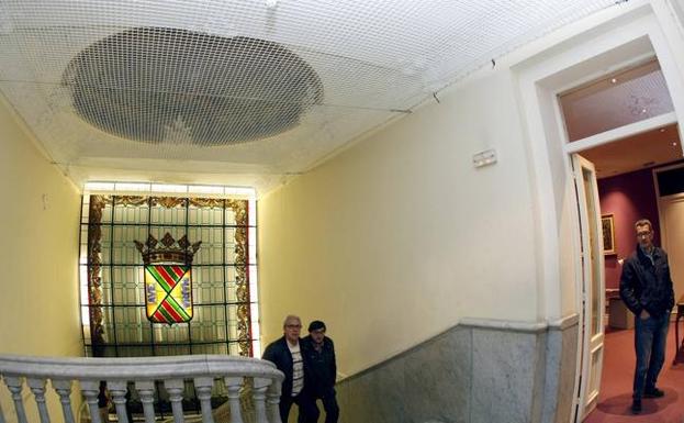 Nuevos desprendimientos en el edificio obligan al desalojo del Palacio Municipal