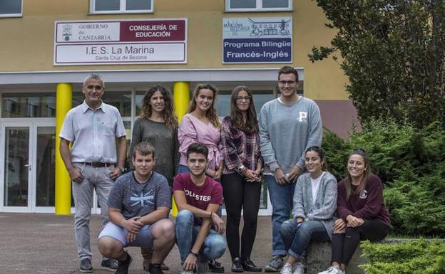 El director, Ignacio Frago, y la tutora, Gema Crespo Ruiz, junto a los alumnos Celia Acebo, Inés García, Javier Fernández, María Molleda, Alejandro Santamaría, Luis Miguel San Millán y María Conde. 