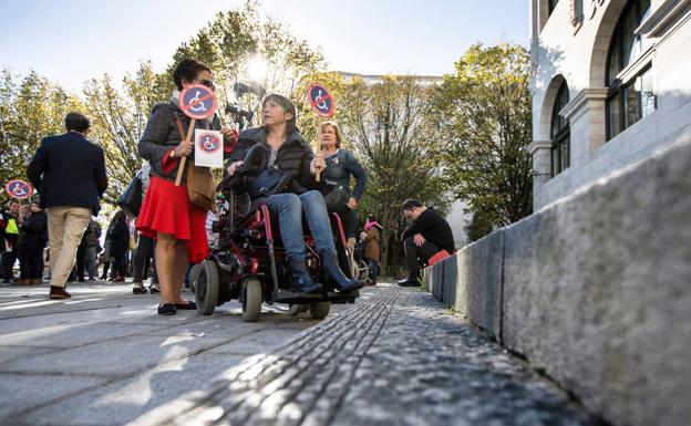 Asistentes a la concentración celebrada al pie de las escaleras de Correos, uno de los «edificios inaccesibles» de Santander. 