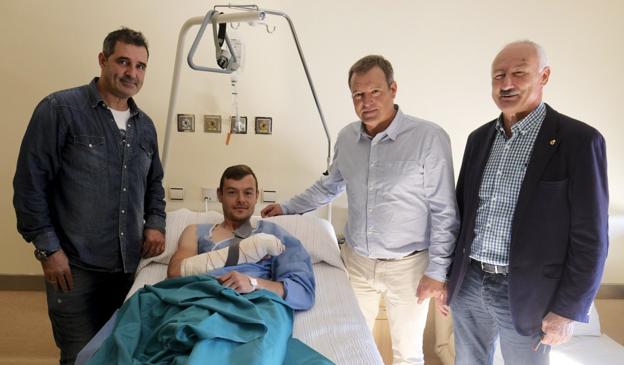 Los entrenadores Javi Pinillos (izquierda) y Ángel Viadero, junto al presidente 'Tuto' Sanuño (derecha) visitaron al jugador nada más acabar la operación. 