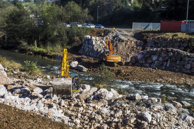 Las obras de construcción del nuevo puente Ranero ya han comenzado con una inversión prevista de algo más de un millón y medio de euros.