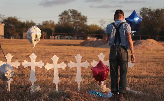 Un hombre reza por las víctimas de Texas. 