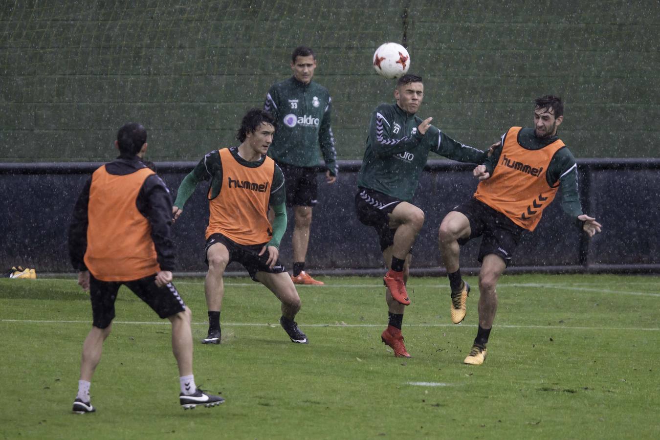 Entrenamiento del Racing bajo la lluvia