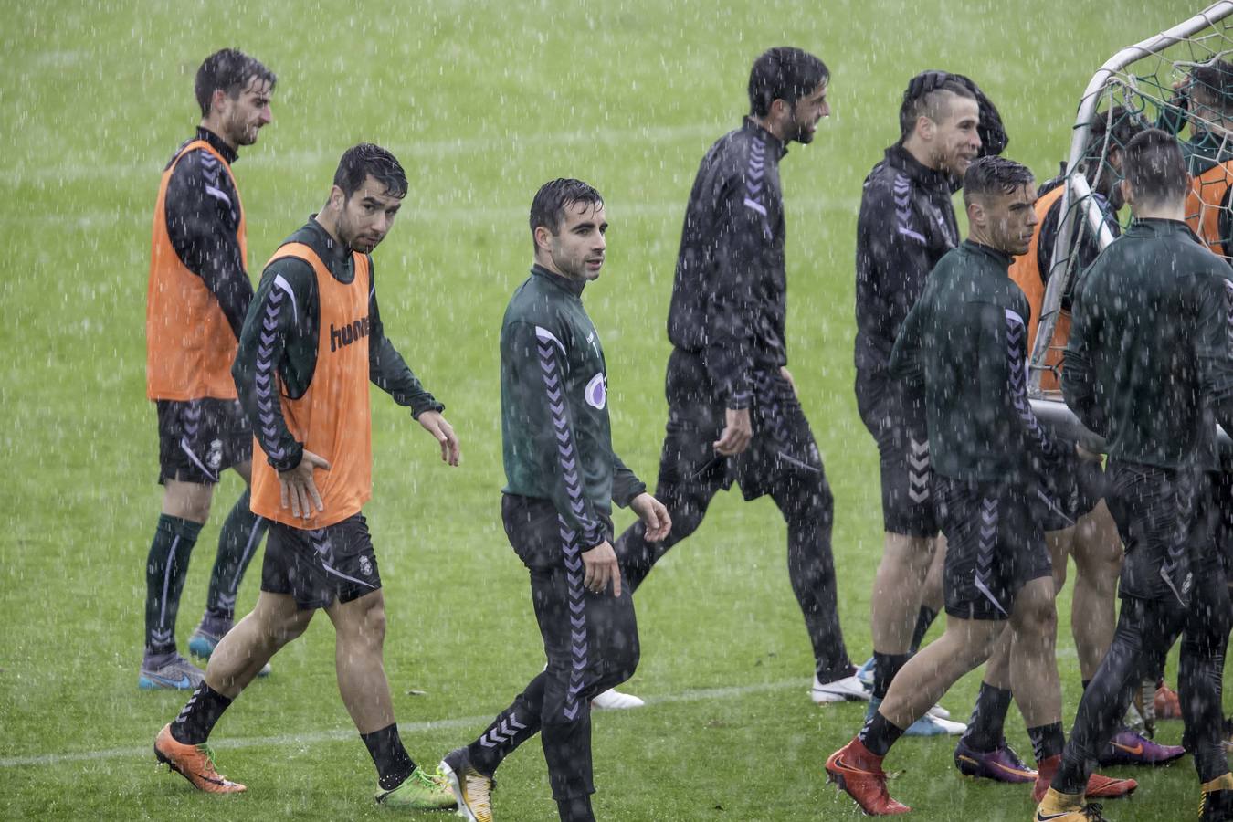 Entrenamiento del Racing bajo la lluvia