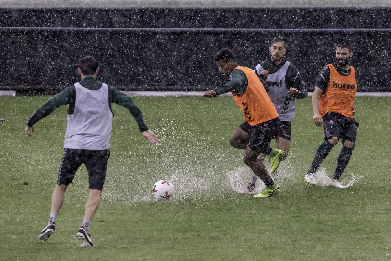 Entrenamiento del Racing bajo la lluvia