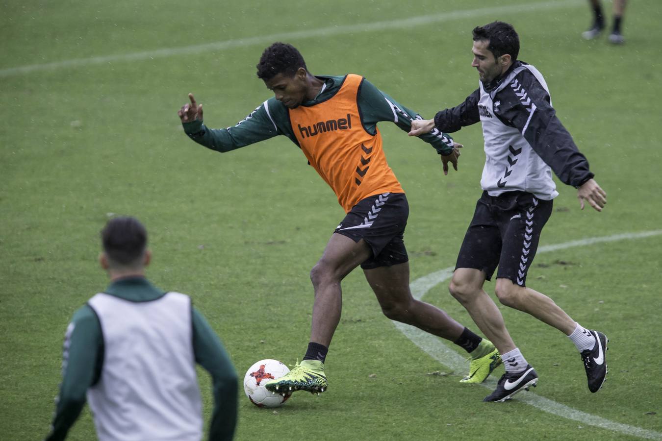 Entrenamiento del Racing bajo la lluvia