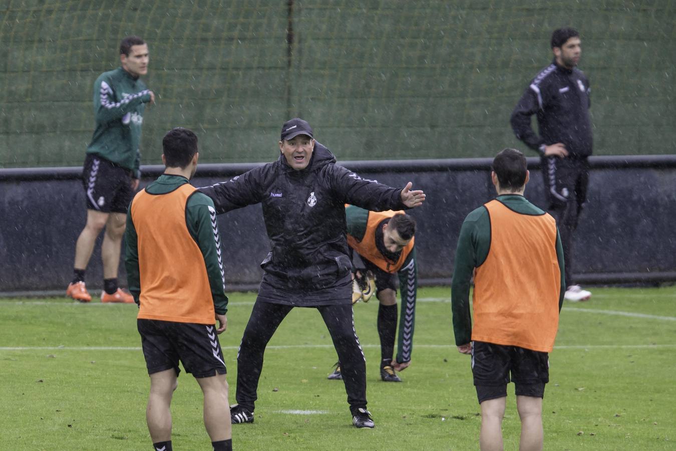 Entrenamiento del Racing bajo la lluvia