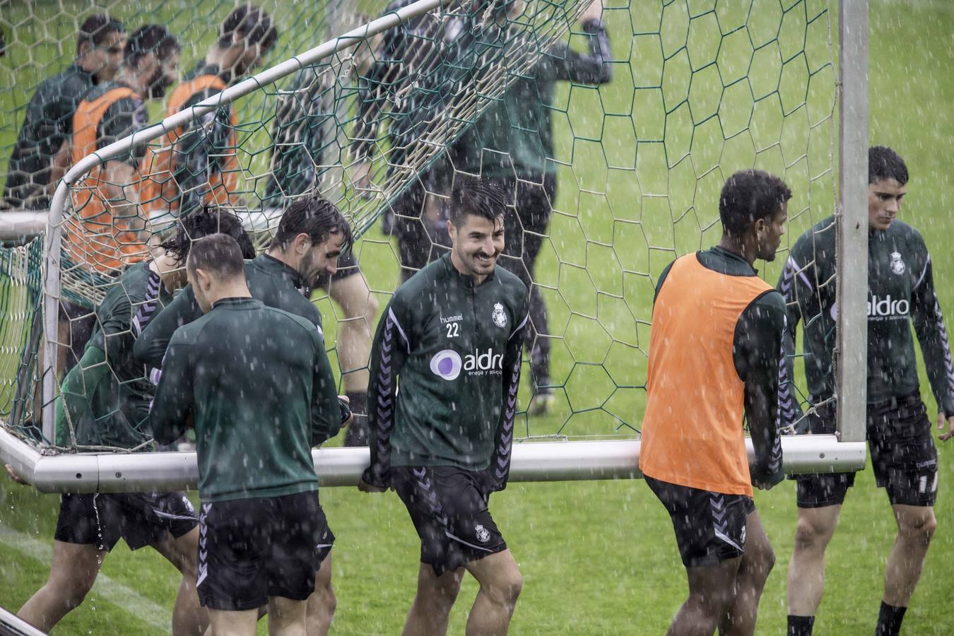 Entrenamiento del Racing bajo la lluvia