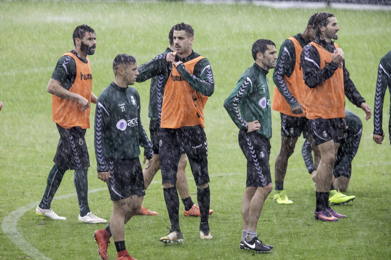 Entrenamiento del Racing bajo la lluvia