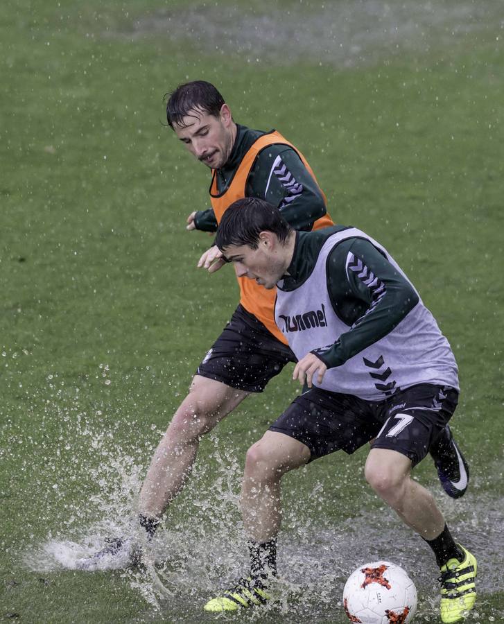 Entrenamiento del Racing bajo la lluvia