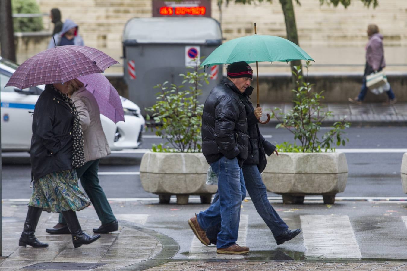 Llueve sin parar en Santander y los paraguas toman las calles