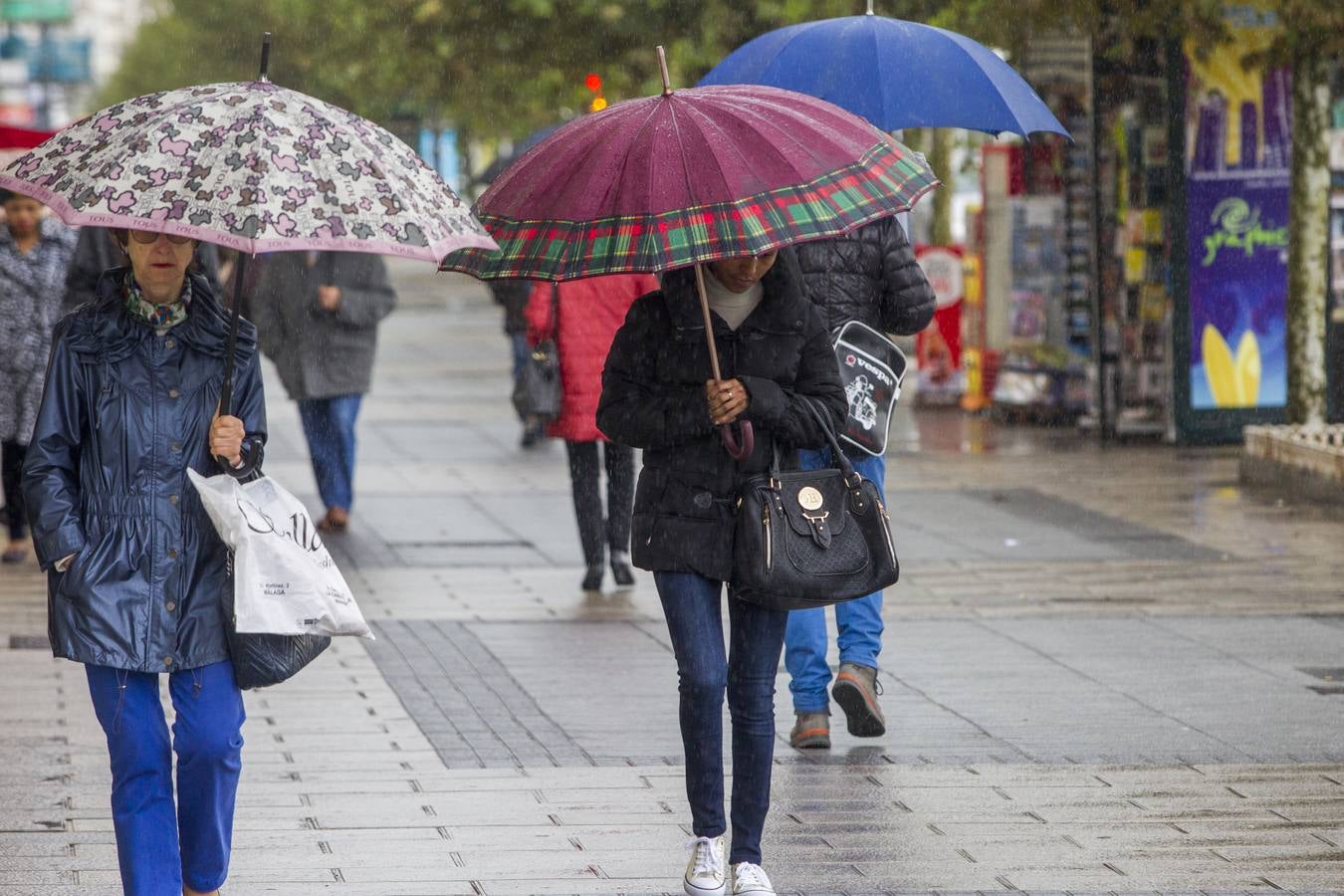 Llueve sin parar en Santander y los paraguas toman las calles