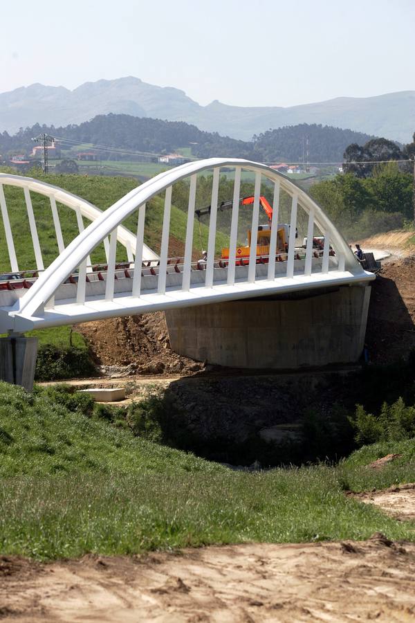 Puente sobre el río Aguanaz. Carretera Hoznayo-Villaverde de Pontones, en la zona sur de la bahía, que une la costa con la autovía del Cantábrico. 