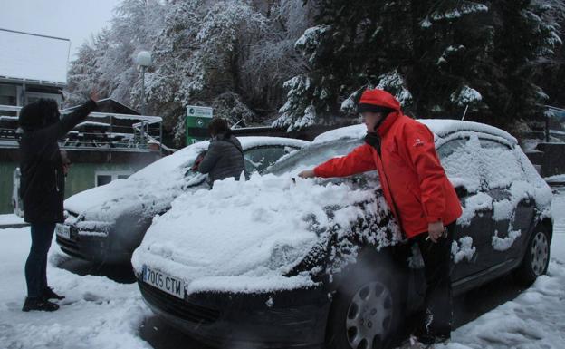 Imagen principal - Alto Campoo acumula ya 30 centímetros de espesor tras la intensa nevada de anoche