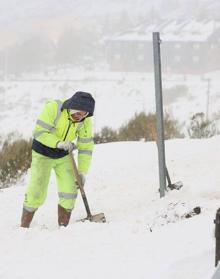 Imagen secundaria 2 - Alto Campoo acumula ya 30 centímetros de espesor tras la intensa nevada de anoche