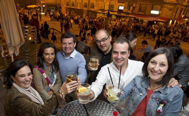 De copas por la noche en la Plaza de Cañadío.