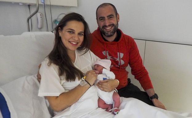 Cecilia Zubillaga y Javier Angulo, con la pequeña Gabriela, en el Hospital Valdecilla, donde se recuperaban ayer del «susto».