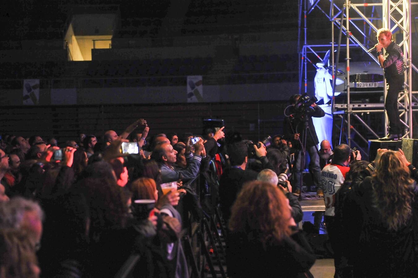 Unas 2.000 personas arroparon anoche a Ramoncín en el primer concierto del Movember Food & Rock