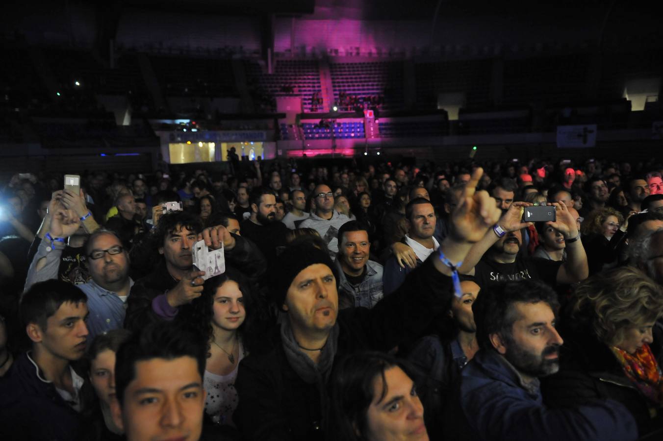 Unas 2.000 personas arroparon anoche a Ramoncín en el primer concierto del Movember Food & Rock