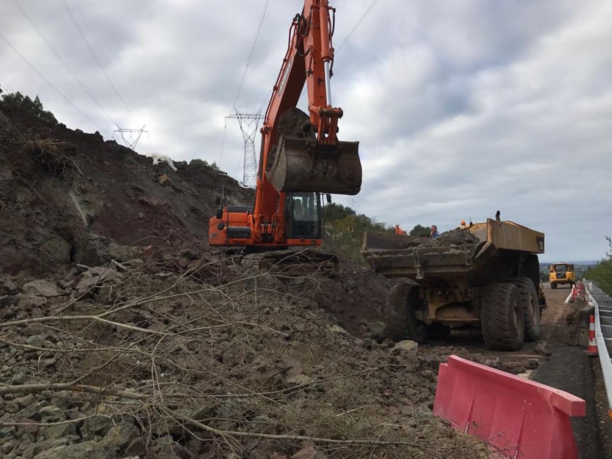 n argayo de 80 metros de ancho mantiene cortada la Autovía del Cantábrico en Valdáliga desde primera hora de este sábado 11 de noviembre, afectando a los tres carriles de la plataforma en sentido Vizcaya. El desprendimiento ha arrastrado unas 80.000 toneladas de tierra y agua.