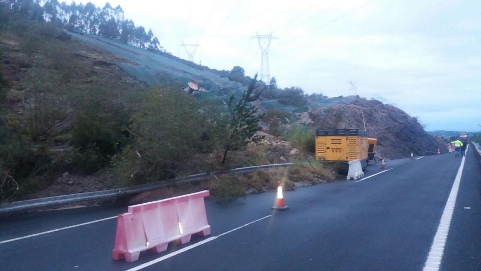 n argayo de 80 metros de ancho mantiene cortada la Autovía del Cantábrico en Valdáliga desde primera hora de este sábado 11 de noviembre, afectando a los tres carriles de la plataforma en sentido Vizcaya. El desprendimiento ha arrastrado unas 80.000 toneladas de tierra y agua.