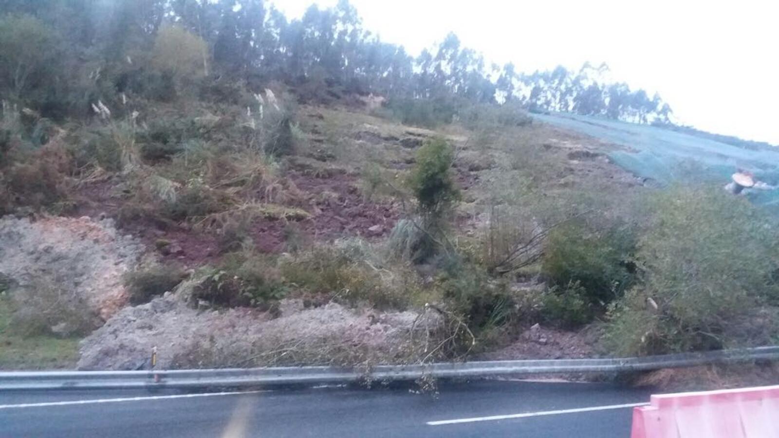 n argayo de 80 metros de ancho mantiene cortada la Autovía del Cantábrico en Valdáliga desde primera hora de este sábado 11 de noviembre, afectando a los tres carriles de la plataforma en sentido Vizcaya. El desprendimiento ha arrastrado unas 80.000 toneladas de tierra y agua.