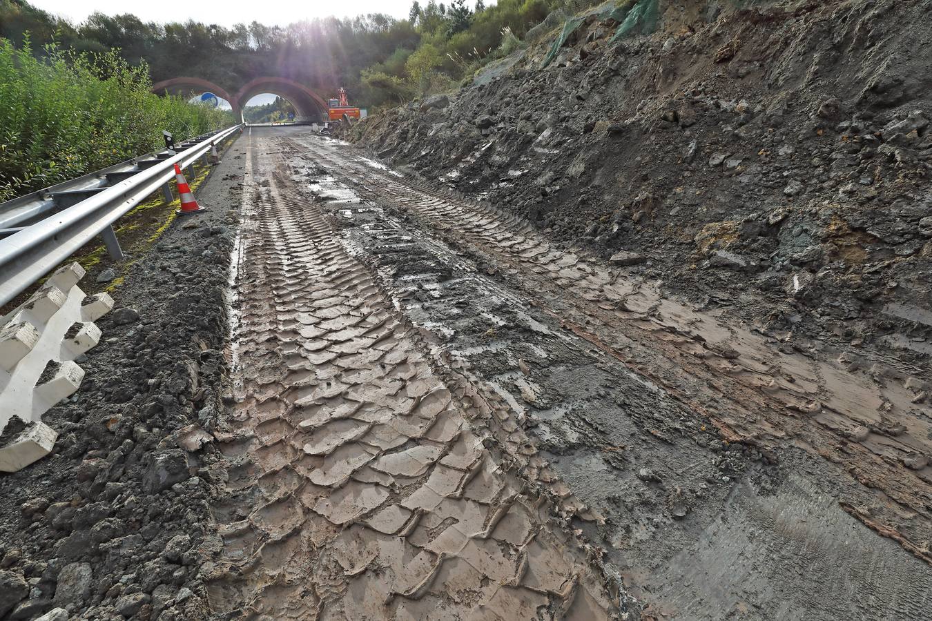 Los operarios de Carreteras llevan desde las siete de la mañana del domingo luchando por recuperar al tráfico uno de los carriles de la Autovía A-8 