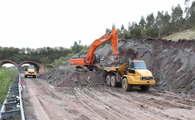 Carreteras trabaja a marchas forzadas para liberar la A-8 del argayo de Caviedes