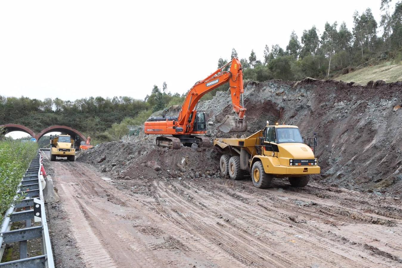 Los operarios de Carreteras llevan desde las siete de la mañana del domingo luchando por recuperar al tráfico uno de los carriles de la Autovía A-8 