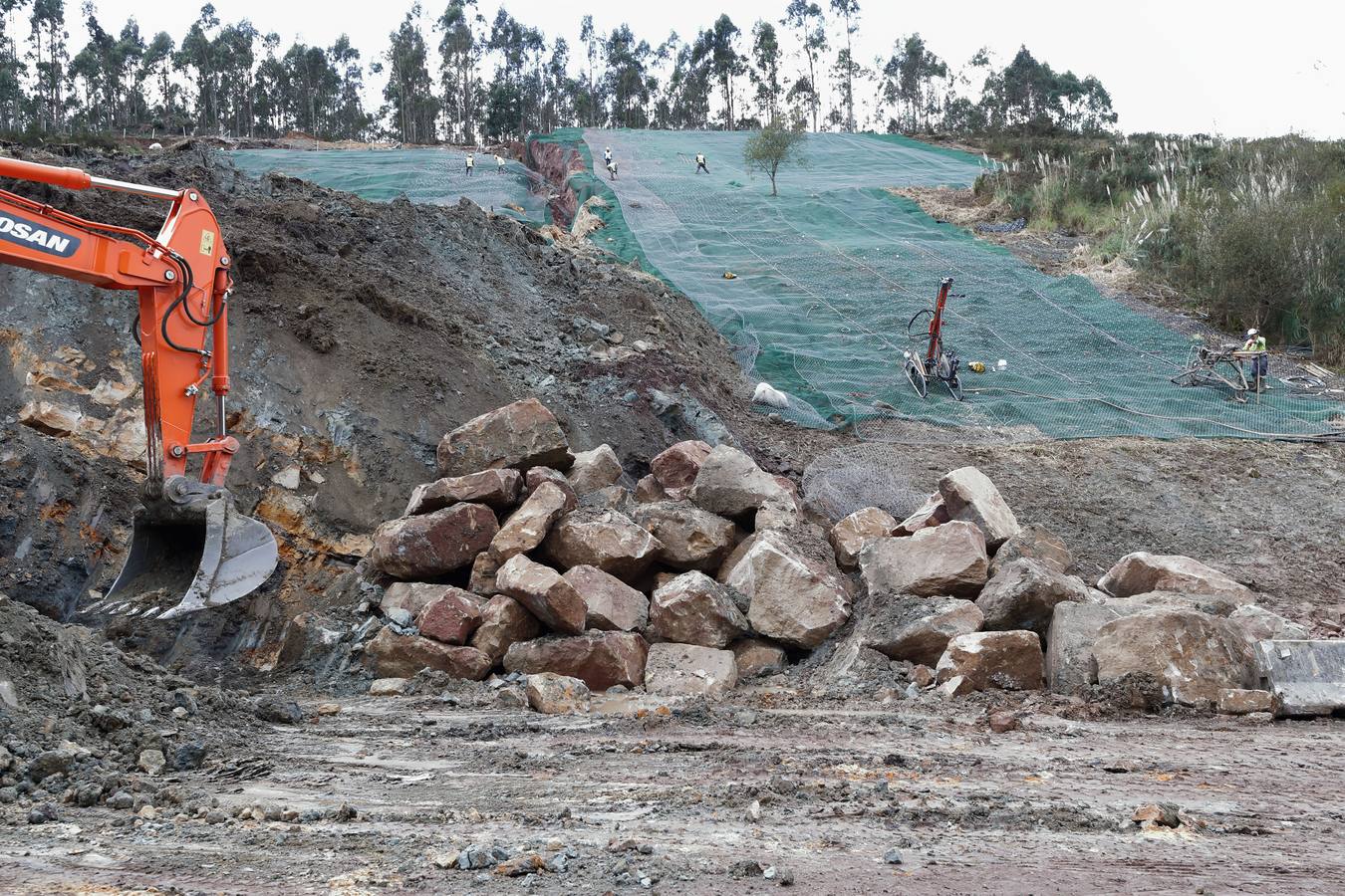 Las máquinas y el personal trabajan para despejar los dos carriles cortados por un argayo a la altura de Caviedes