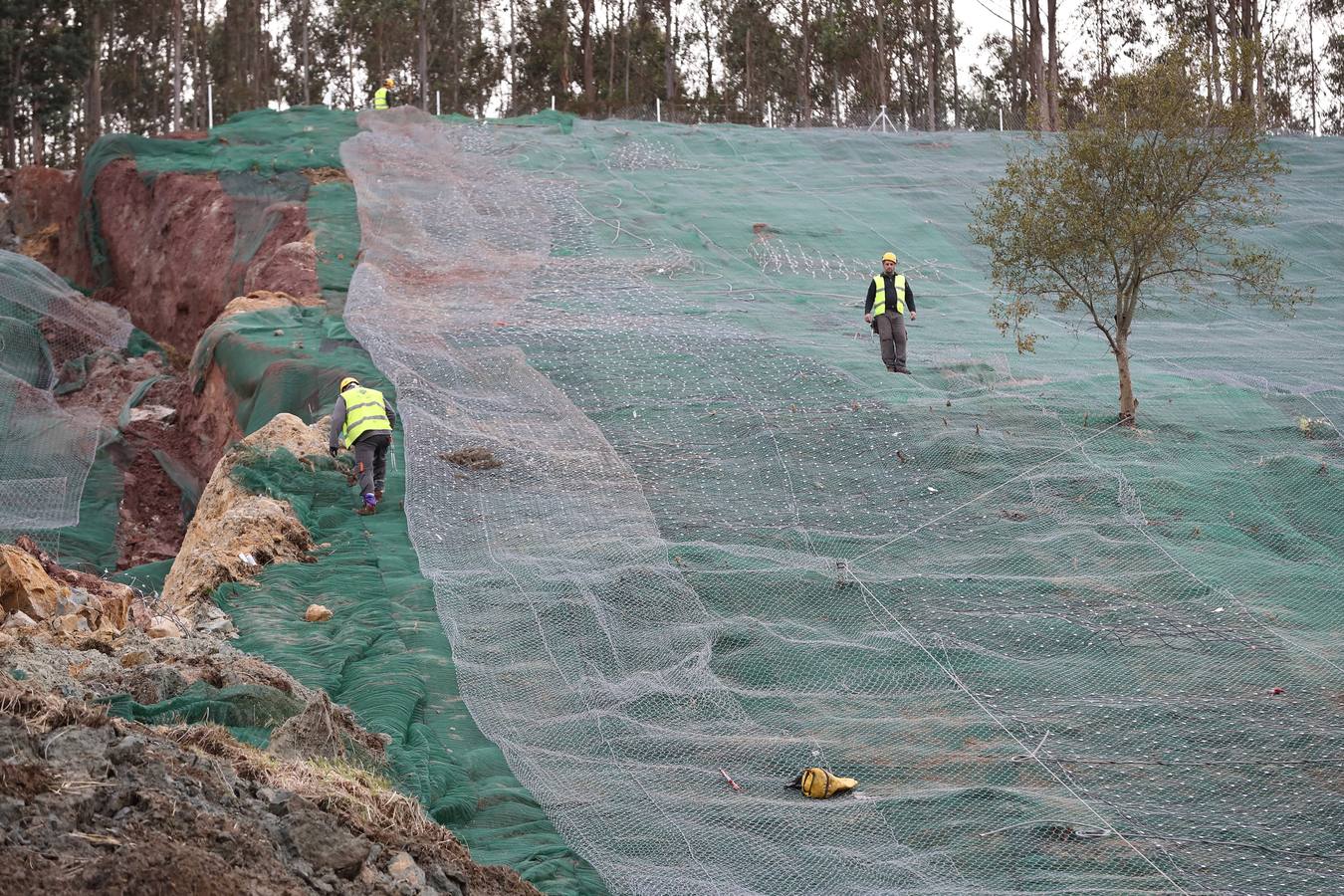 Las máquinas y el personal trabajan para despejar los dos carriles cortados por un argayo a la altura de Caviedes