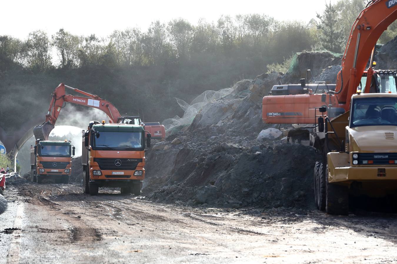 Las máquinas y el personal trabajan para despejar los dos carriles cortados por un argayo a la altura de Caviedes