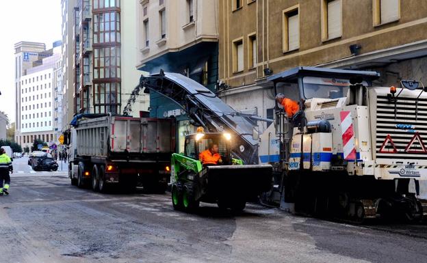 Imágen de los trabajos de fresado y asfaltado que se han iniciado este lunes