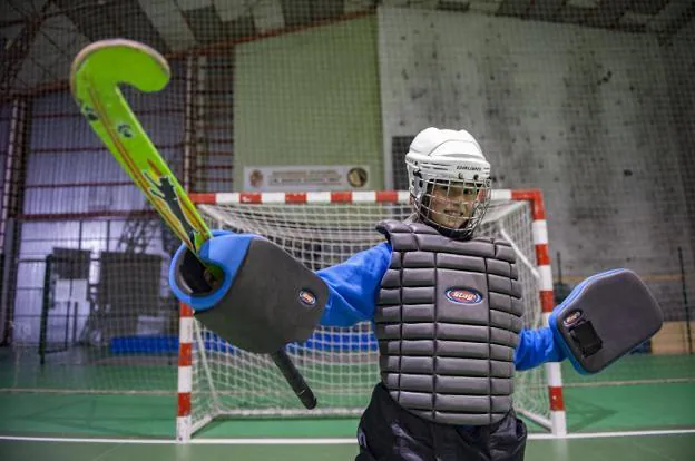 Lola es la portera del equipo de Hockey.