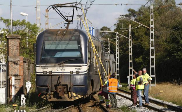 Operarios, trabajando para desenganchar el tren de la catenaria.