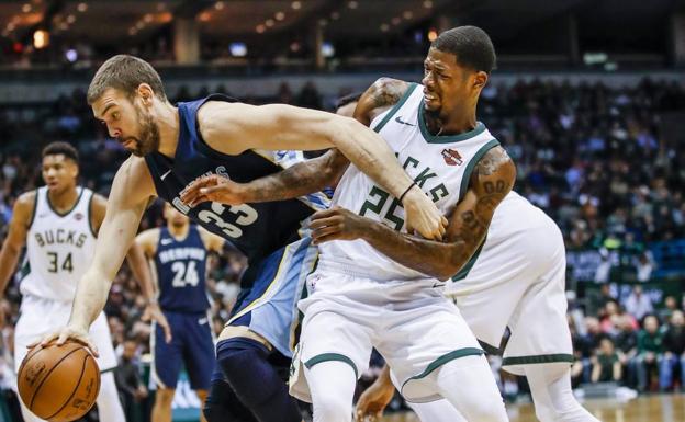 Marc Gasol disputa el balón con DeAndre Liggins. 