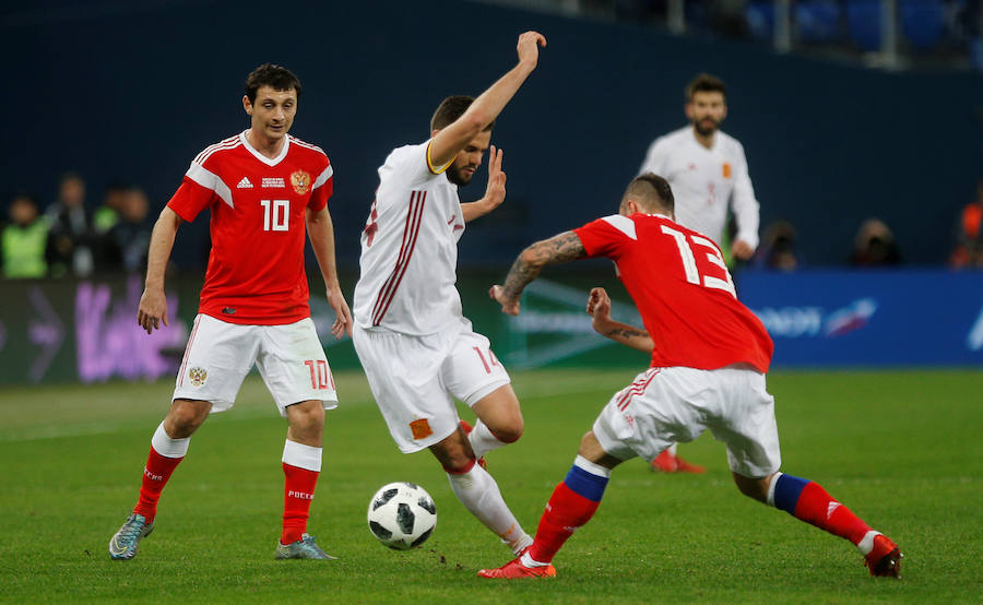 La selección española empató ante Rusia (3-3) en el amistoso disputado en la ciudad de San Petersburgo. Jordi Alba abrió la lata de cabeza y Sergio Ramos anotó dos polémicas penas máximas para los de Lopetegui. Aleksey Miranchuk y Smolov, en dos ocasiones, dieron el empate a los locales.