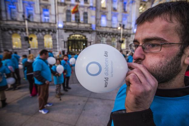 Los ciudadanos formaron el símbolo de la diabetes, un círculo azul, frente al Ayuntamiento, que se iluminó del mismo color.