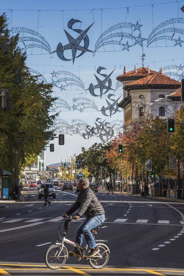 Guirnaldas navideñas en la avenida de Calvo Sotelo, con Correos de fondo