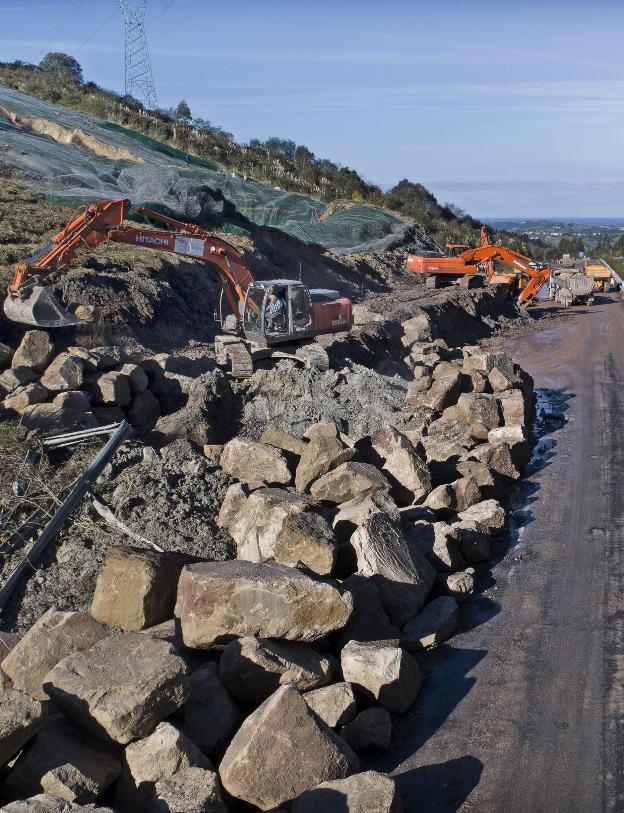 Operarios y máquinas, a pleno ritmo en la zona del argayo de Caviedes sobre la A-8. 