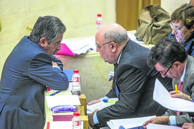 El consejero de Economía, Juan José Sota, charla con Miguel Ángel Revilla en el Parlamento.