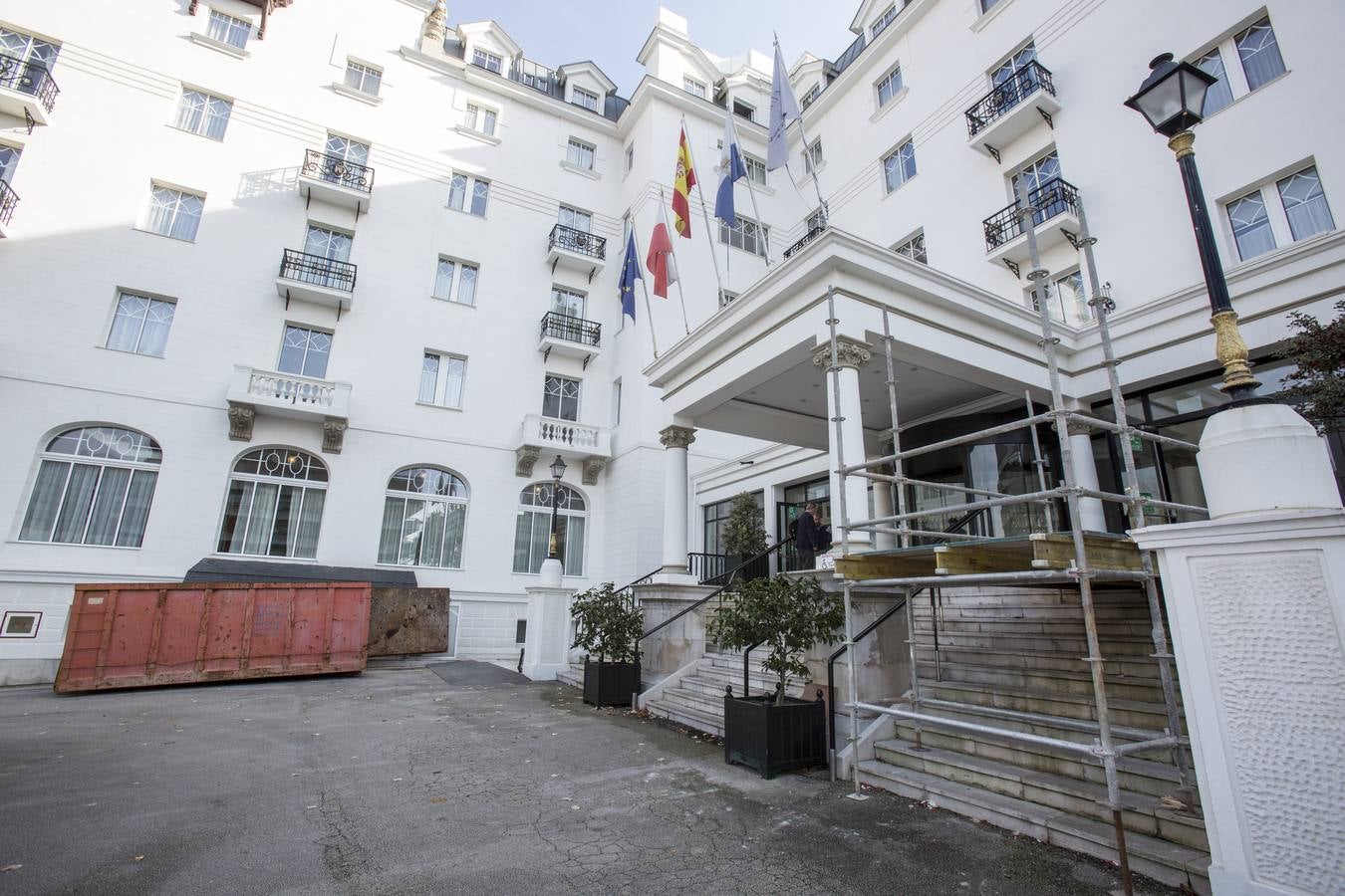 El objetivo de la intervención prevista es el rejuvenecimiento y puesta al día de las instalaciones del hotel, con especial énfasis en la actualización y mejora del confort de las habitaciones. Se invertirán 4 millones de euros y se reabrirá en primavera