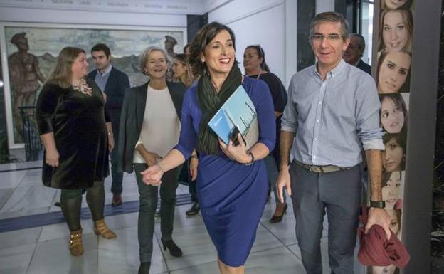 La alcaldesa Gema Igual llega a la rueda de prensa donde hizo balance con todo su equipo. A la derecha, César Díaz, primer teniente de alcalde.