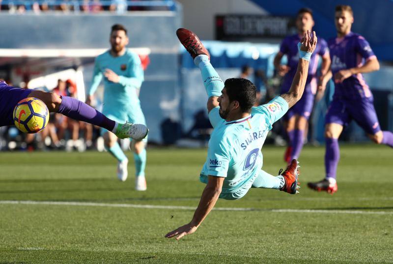 Las mejores fotografías del partido correspondiente a la 12ª jornada de Liga que el Leganés y el Barcelona jugaban en Butarque horas antes del gran derbi madrileño en el Wanda metropolitano