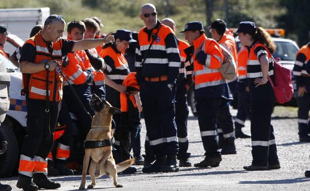 Personas y perros expertos en búsquedas, han colaborado en este simulacro.