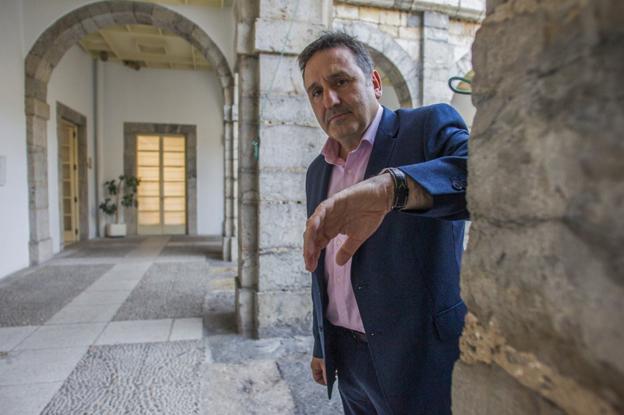 El diputado Juan Ramón Carrancio, secretario segundo de la Mesa de Parlamento, posa en el patio de la Cámara